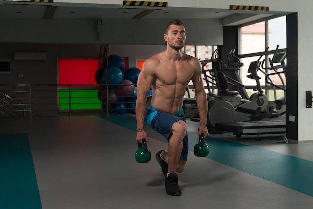 Exercice de musculation avec Kettlebell