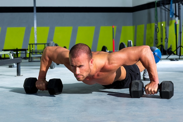 Exercice de musculation push-up homme gym avec haltère