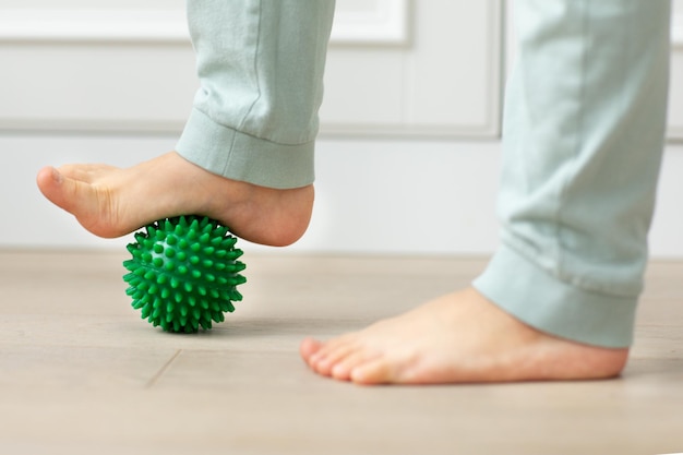 Exercice de neuropsychologie pieds nus pour enfants avec développement en relief des sensations tactiles motricité