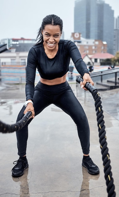 Exercice de remise en forme et femme noire avec corde en ville pour l'entraînement cardio et le bien-être sportif Motivation focus et portrait d'athlète féminine avec équipement pour une puissance et une énergie musculaires fortes