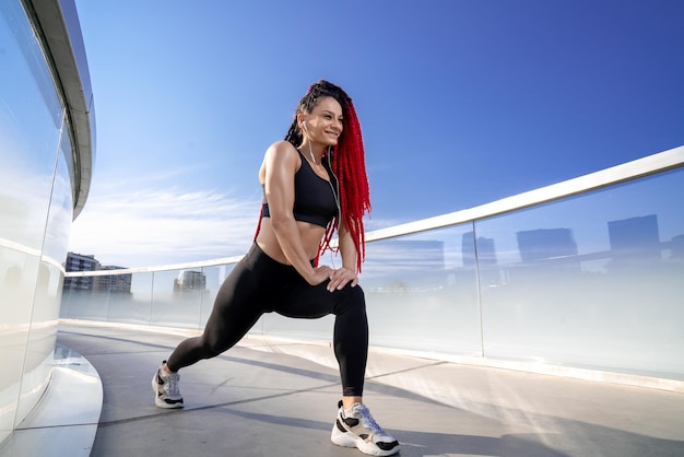 Exercice de remise en forme et une femme qui s'étire au gymnase pendant l'entraînement d'échauffement et l'entraînement pour la santé et le bien-être Sportive ou athlète au sol pour étirer les jambes pour être en équilibre flexible et en bonne santé