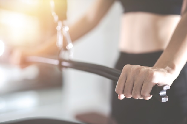 Exercice de santé femme fitness au gymnase. Concepts d&#39;entraînement sain