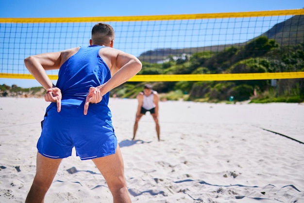 Exercice de volley-ball et homme à la plage avec signe de la main pour bloquer l'angle d'attaque Dos sportif et geste de l'athlète en plein air lors d'un entraînement ou d'une compétition pour un bien-être corporel sain et l'été