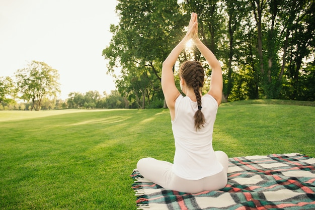 Exercice de yoga dans le parc de la ville