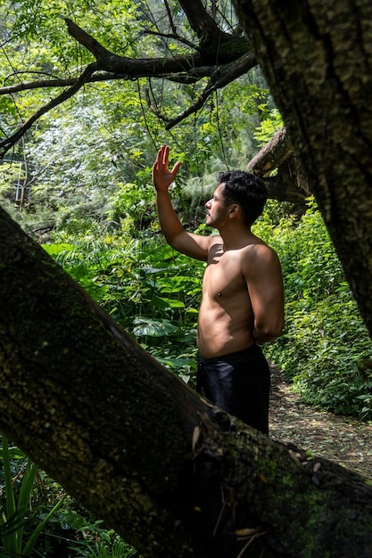 Exercice de yoga homme de vie et pose pour une vie saine Jeune homme ou des personnes posent l'équilibre corps méditation zen vital pour workou