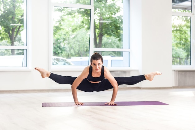 Exercice de yoga intérieur et étirement d'une jeune femme brune