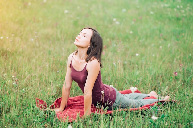 Exercices du matin, yoga dans la nature. Belle femme en bonne santé