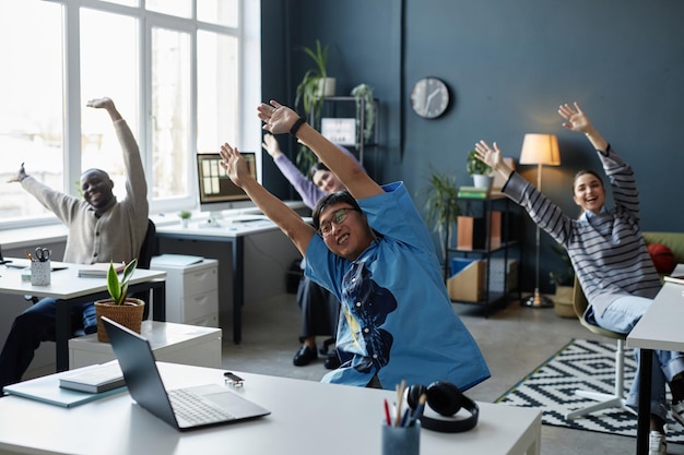 Exercices d'étirement au bureau