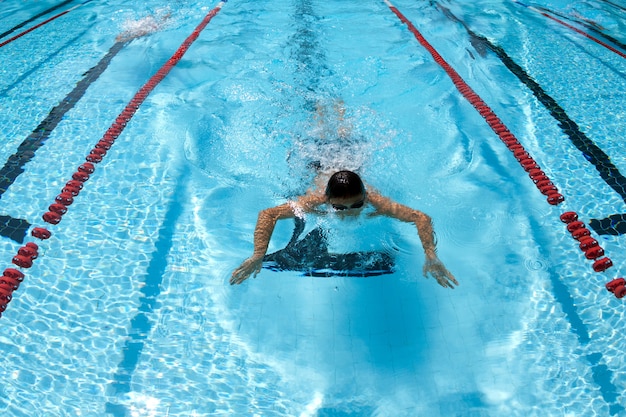 Exercices de piscine dans la piscine pour la détente.