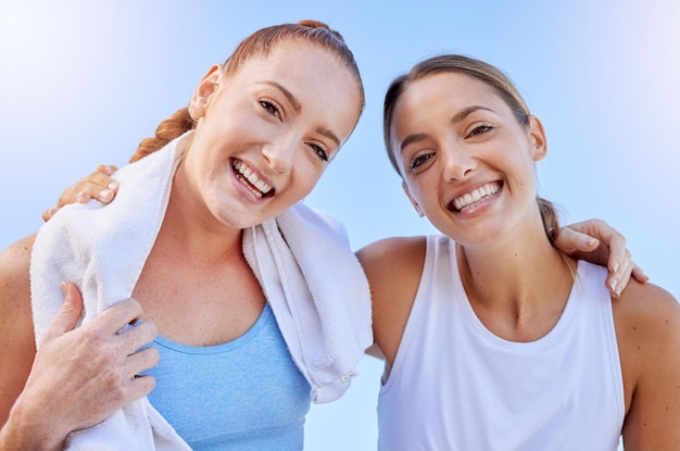 Des exercices sains et des amis sourient après une séance d'entraînement ou une formation de yoga en plein air