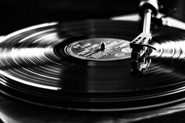 Photo expérience de l'attrait du vinyle comme un disque tourne i générative ai