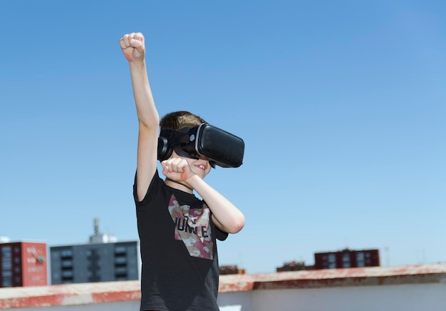 Expérience de réalité virtuelle jeune homme ayant un moment amusant