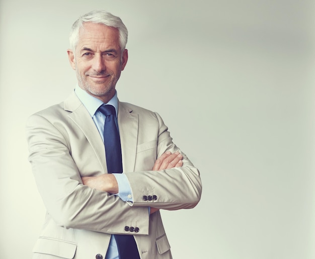 L'expérience et le succès renforcent la confiance Portrait d'un homme d'affaires mature debout dans un bureau