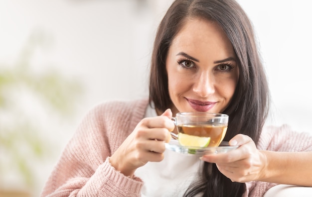 Expérience de thé sensuelle de thé à base de plantes ou de thé vert par une belle femme.