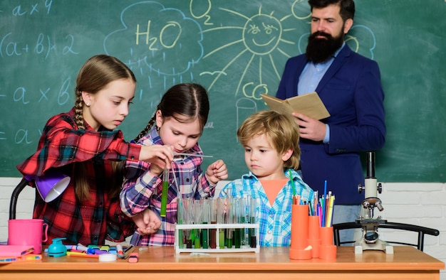 Avec l'expérience vient la connaissance Éducation formelle Communication d'interaction de groupe Connaissances pratiques Enseigner aux enfants en partageant des connaissances importantes Étudier avec des amis est amusant Les plus jeunes apprennent des plus âgés