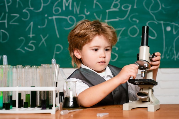 Expériences de biologie avec microscope septembre concept d'école d'éducation préscolaire petits enfants un