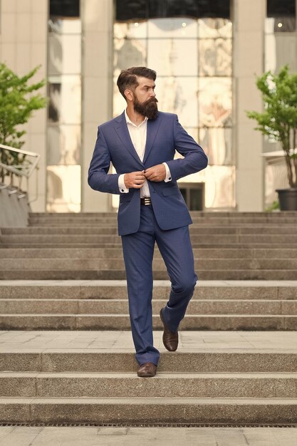 Expert en affaires bel homme PDG en costume de mode vie moderne entrepreneur motivé mode masculine formelle style classique esthétique homme d'affaires confiant succès commercial homme d'affaires PDG