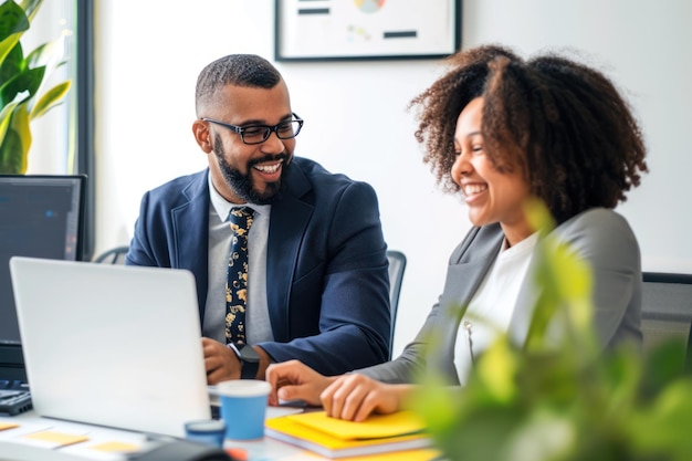 Photo un expert en cybersécurité aidant une cliente avec un ordinateur portable tous les deux heureux.