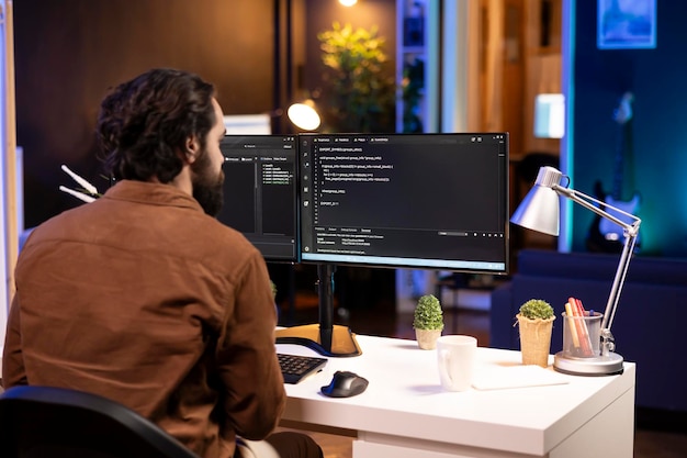 Expert en informatique dans l'appartement réparant des problèmes de codage faisant du débogage de logiciels