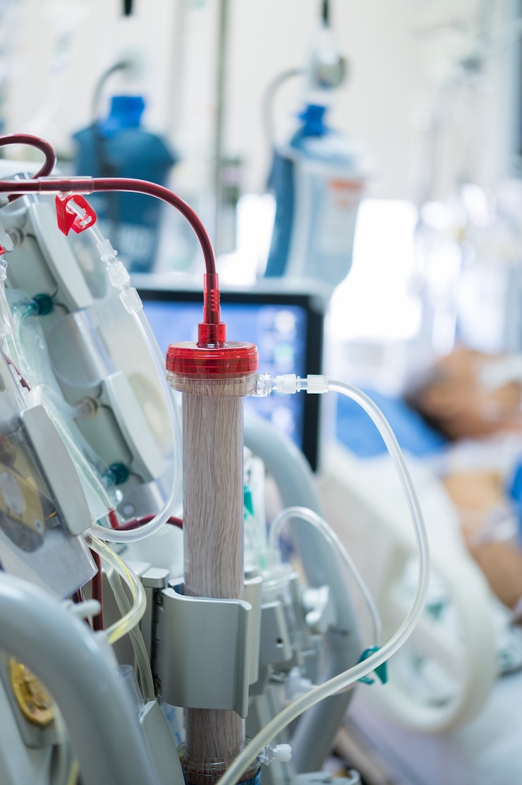Photo les experts préparent une machine de dialyse pour une utilisation chez les patients gravement malades à l'hôpital