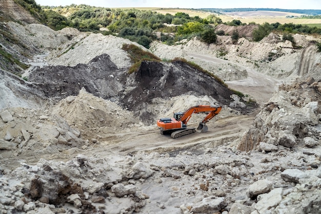 Photo l'exploitation minière dans la carrière de sable en été. pierre