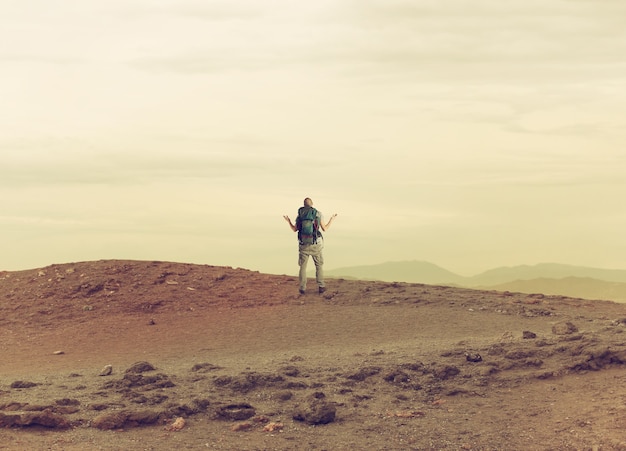 Photo un explorateur incertain est perdu dans un désert