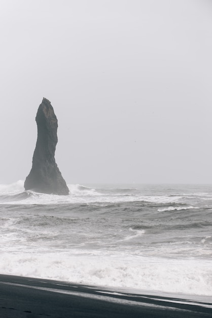 L'explorateur Wanderlust découvre des merveilles naturelles islandaises