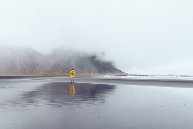 L'explorateur Wanderlust découvre des merveilles naturelles islandaises