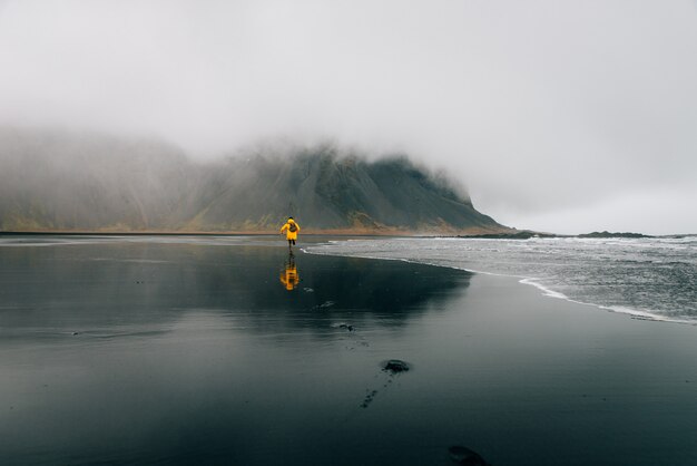 L'explorateur Wanderlust découvre des merveilles naturelles islandaises