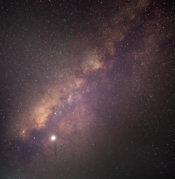 Exploration de la galaxie de la voie lactée à travers l'espace extra-atmosphérique vers la galaxie de la voie lactée rougeoyante.