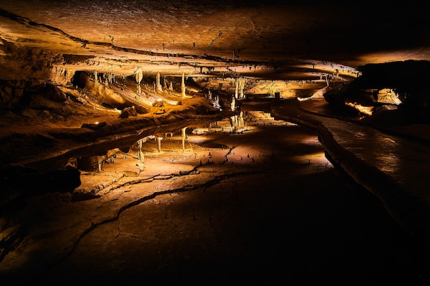 Exploration de grottes reflétant une eau parfaitement immobile