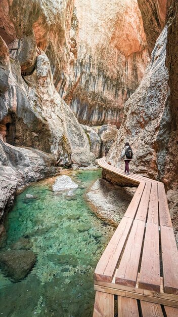 Exploration de la nature Jeune femme en randonnée dans les gorges de Beceite lors d'une journée parfaite à Teruel Aragon