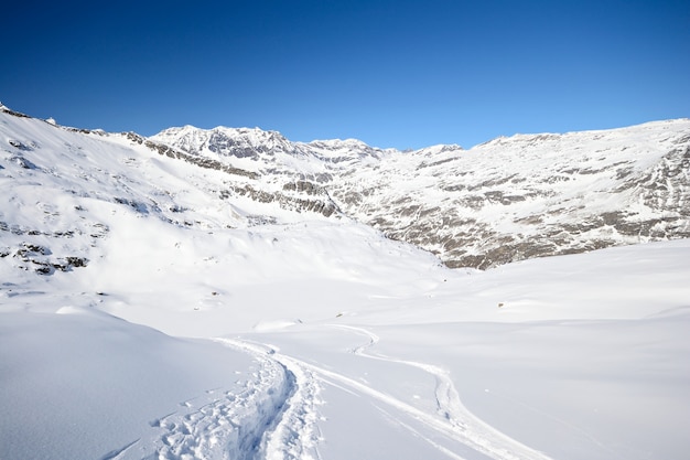 Photo explorer les alpes en ski de randonnée, mounatins enneigés