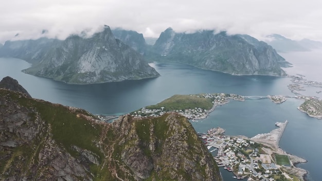 Explorez la beauté impressionnante des montagnes du monde avec cette superbe photographie