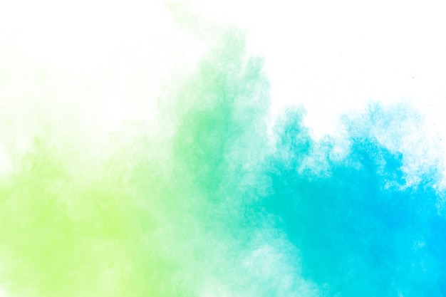 Explosion abstraite de poudre verte bleue sur fond blanc. Mouvement de gel du nuage de poussière vert bleu.