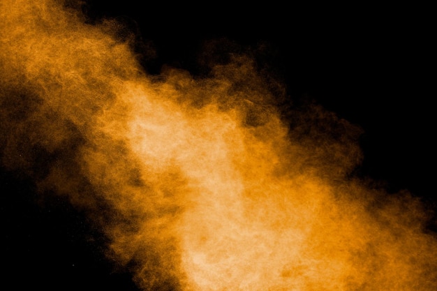 Photo explosion abstraite de poussière orange sur fond noirmouvement de gel d'éclatement de poudre orange