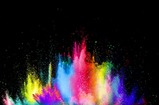 Explosion colorée pour la poudre Happy Holi. Des particules multicolores éclatent ou éclaboussent.