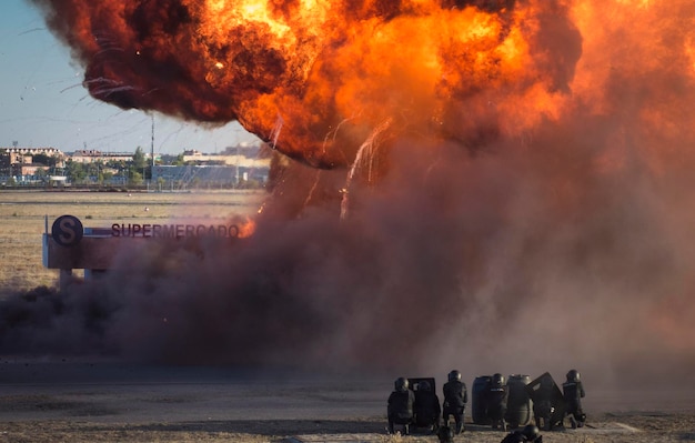 Photo explosion dans un simulacre d'urgence et ciel bleu personnes et pompier