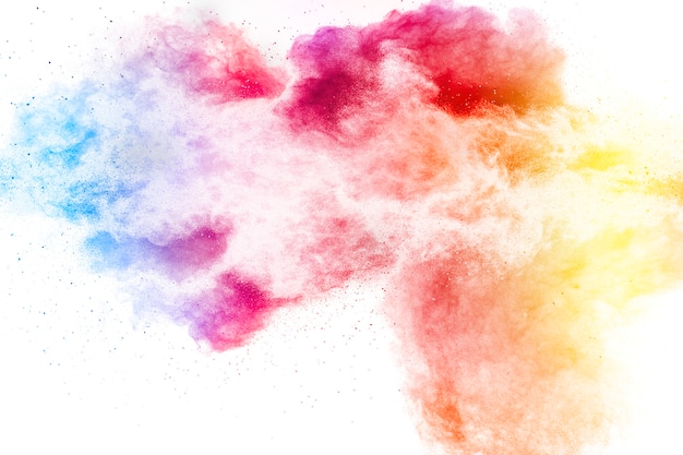 Explosion de particules de poussière colorées sur une surface blanche