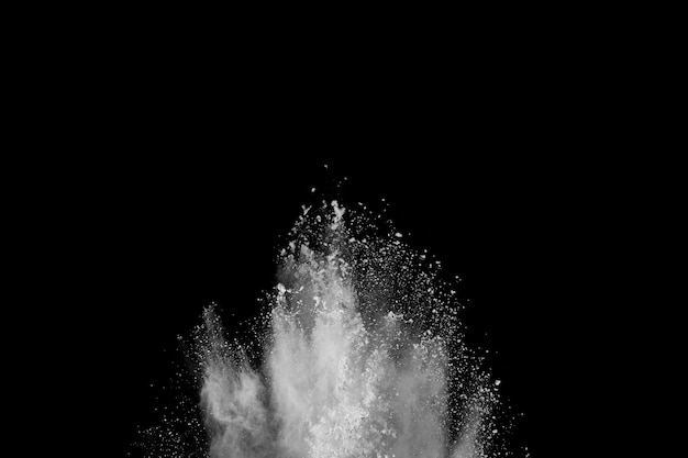 Explosion de poudre blanche sur fond noir.