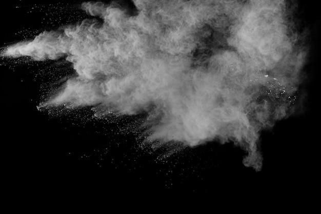 Explosion de poudre blanche sur fond noir.