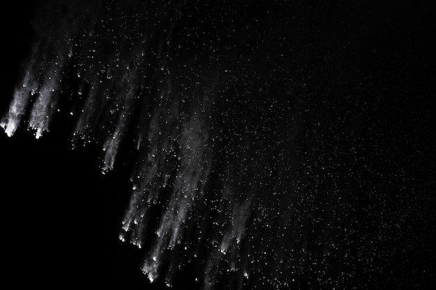 Explosion de poudre blanche sur fond noir.