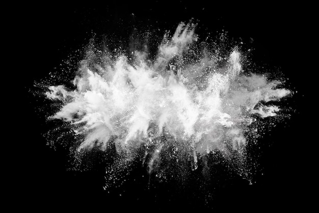 Explosion de poudre blanche sur fond noir