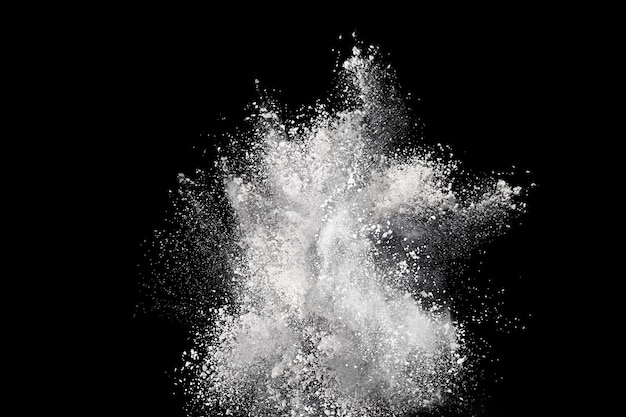 Photo explosion de poudre blanche sur fond noir