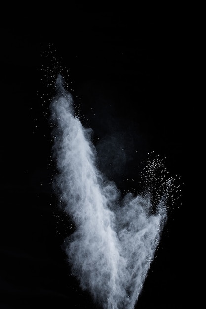 Explosion de poudre blanche sur fond noir