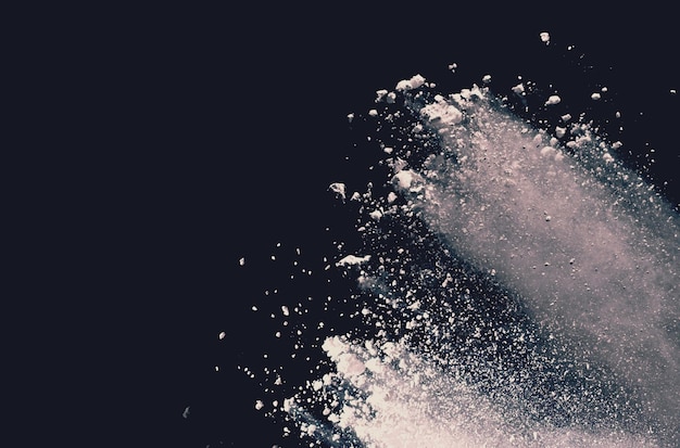 Photo explosion de poudre blanche isolée sur fond noir