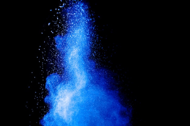 Explosion de poudre bleue dans le noir