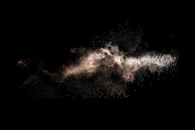 Explosion de poudre brune avec espace noir