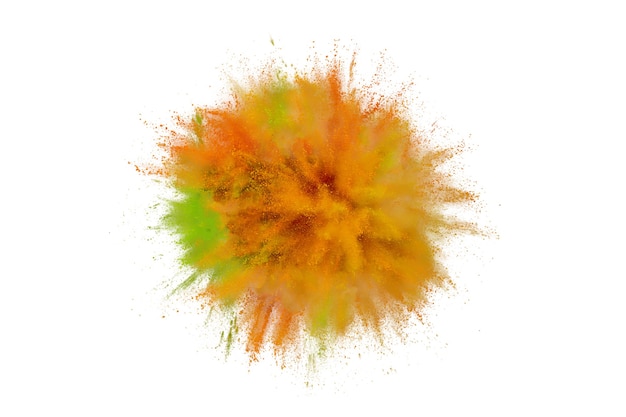 Explosion de poudre colorée sur fond blanc. Gros plan abstrait poussière sur toile de fond. Explosion colorée. Peinture Holi