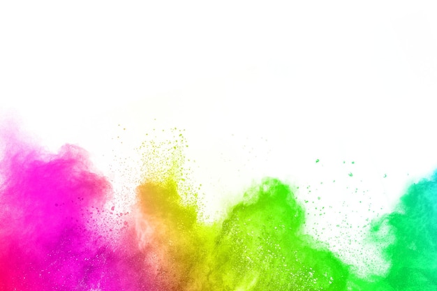 Une explosion de poudre colorée sur fond blanc